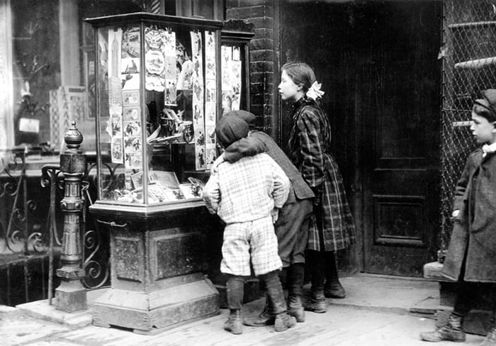 New York children looking at Christmas Cards 1910 - Wikipedia